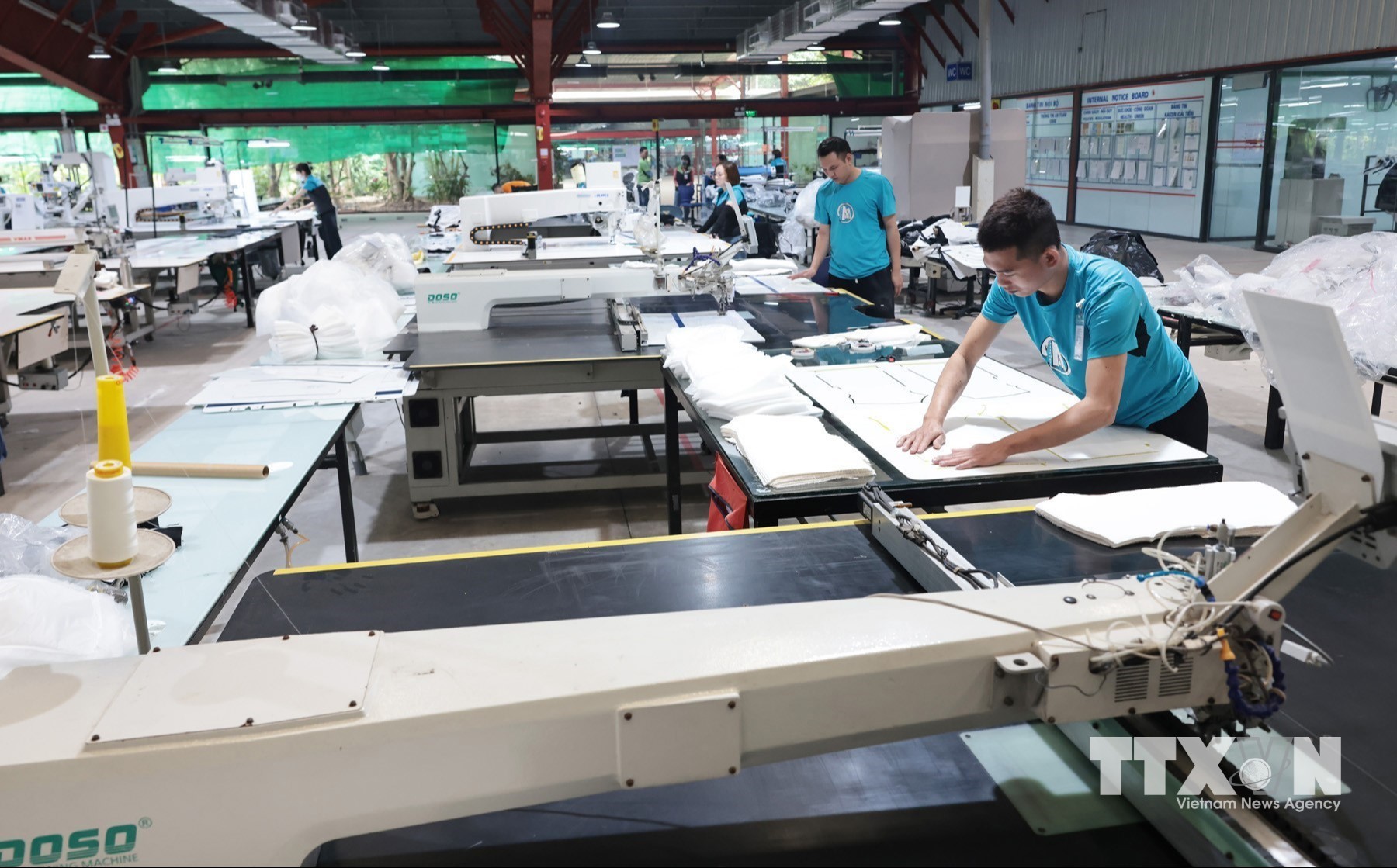 Hệ thống máy may tự động tại Công ty Maxport Thái Bình. (Ảnh: Trần Việt/TTXVN)